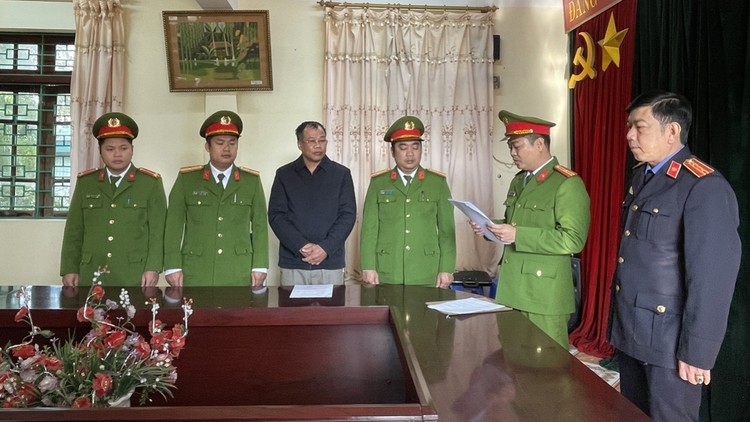 Cơ quan chức năng đọc lệnh bắt tạm giam đối tượng Nguyễn Văn Vấn (thứ 3 từ trái sang)
