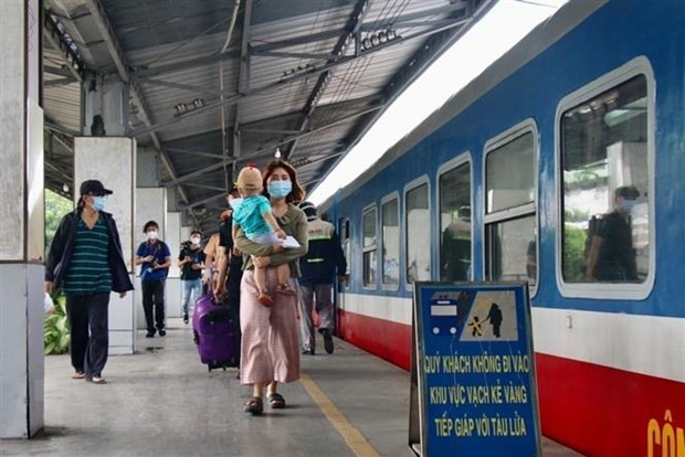 Hành khách đi tàu Tết cần mang theo giấy tờ tùy thân và đến ga sớm. Ảnh minh họa: TTXVN