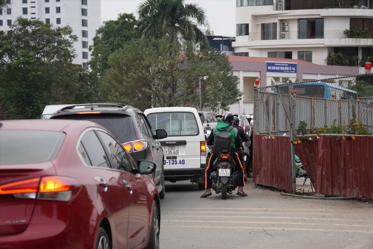 Việc rào chắn, phân luồng giao thông trên đường Âu Cơ phục vụ thi công Dự án Xây dựng cầu vượt tại nút giao An Dương - đường Thanh Niên. Ảnh: LĐ