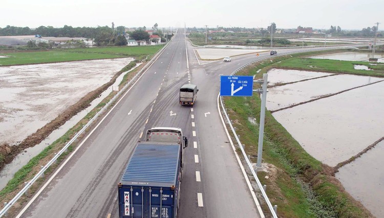 Dự án cải tạo, nâng cấp Quốc lộ 37 - cầu sông Hóa hoàn thành góp phần thúc đẩy phát triển kinh tế - xã hội của tỉnh Thái Bình và thành phố Hải Phòng. Ảnh: TB