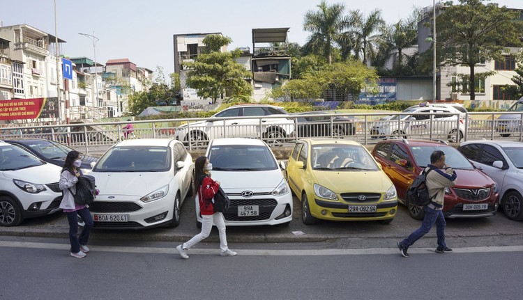 Vỉa hè thành nơi trông giữ, dừng đỗ xe, người đi bộ phải đi dưới lòng đường. Ảnh: Internet