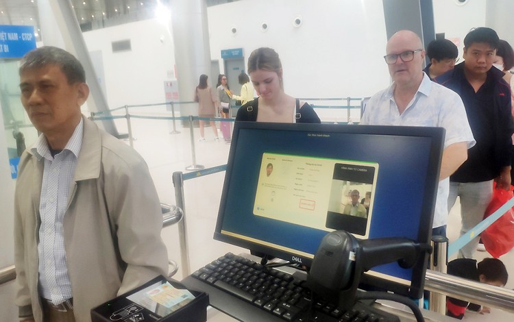 Hành khách kiểm tra an ninh tại sân bay Cát Bi. Ảnh: ACV