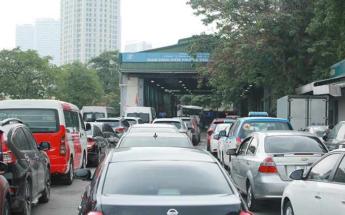 Tình trạng ùn tắc tại trung tâm đăng kiểm gây khó khăn cho người dân trong dịch vụ kiểm định xe cơ giới.
