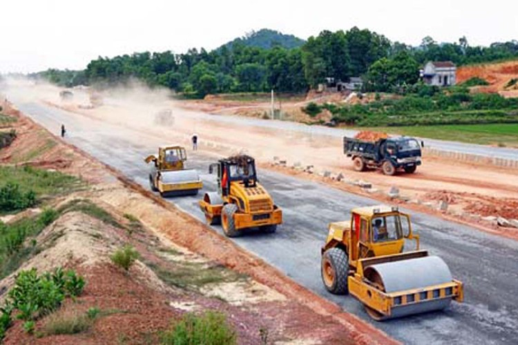 Tại Gói số 1 Thi công đường Kinh Mới, huyện Trà Ôn, nhà thầu “tố” HSMT yêu cầu cao về thiết bị. Ảnh chỉ mang tính minh họa. Nguồn Internet