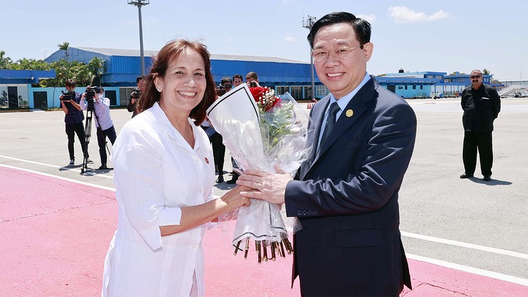 Phó Chủ tịch Quốc hội Cuba Ana Maria Mari Machado đón Chủ tịch Quốc hội Vương Đình Huệ tại Sân bay José Martí. Ảnh: TTXVN