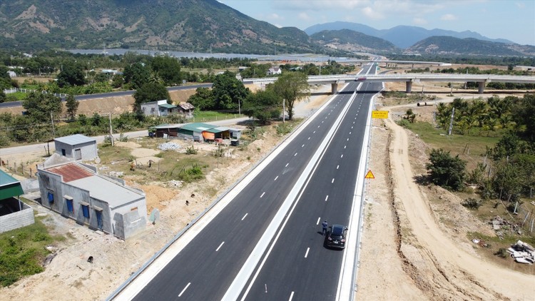 Một đoạn cao tốc Nha Trang - Cam Lâm đã sẵn sàng đưa vào khai thác.