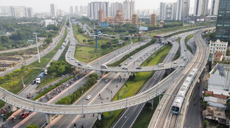 Ngày 26/4, đoàn tàu ba toa dài hơn 61 m của Metro số 1 chạy thử qua 8 nhà ga trên cao với hành trình 12,3 km. Ảnh: Internet