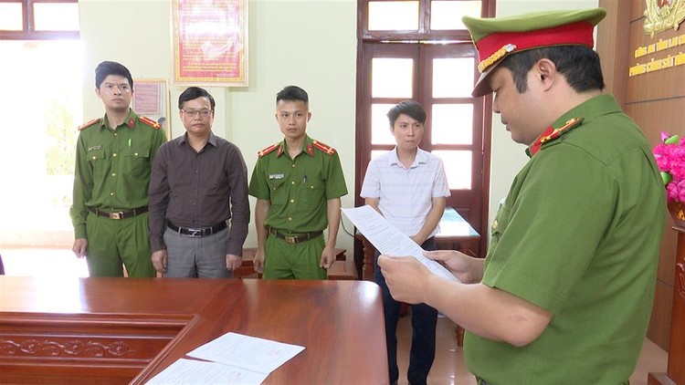 Cơ quan Cảnh sát điều tra Công an tỉnh Lai Châu thi hành Lệnh bắt bị can để tạm giam đối với Nguyễn Thanh Trì (áo sẫm màu).