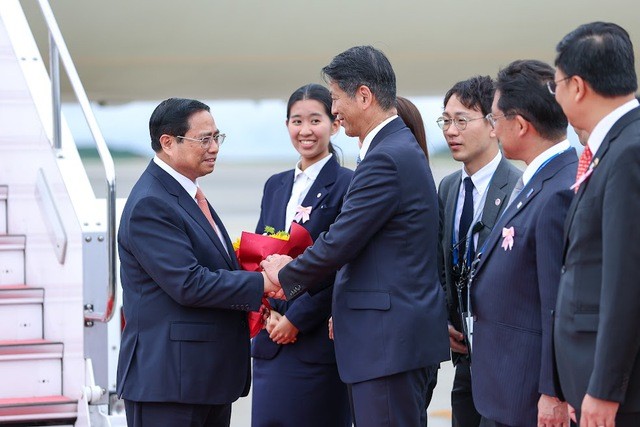 Thứ trưởng Bộ Ngoại giao Nhật Bản Yamada Kenji chào đón Thủ tướng Phạm Minh Chính tại sân bay Hiroshima - Ảnh: VGP