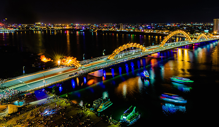 Cầu Rồng là điểm nhấn thu hút đông đảo khách du lịch khi đến Đà Nẵng 
