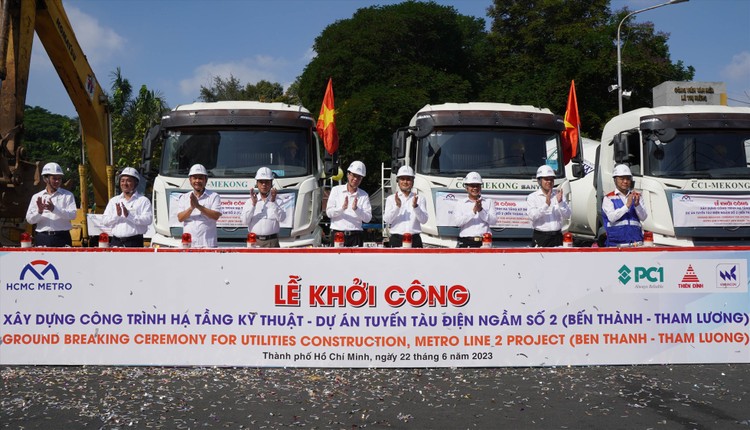 Nghi thức bấm nút khởi công xây dựng công trình hạ tầng kỹ thuật tuyến Metro số 2. Ảnh: HC