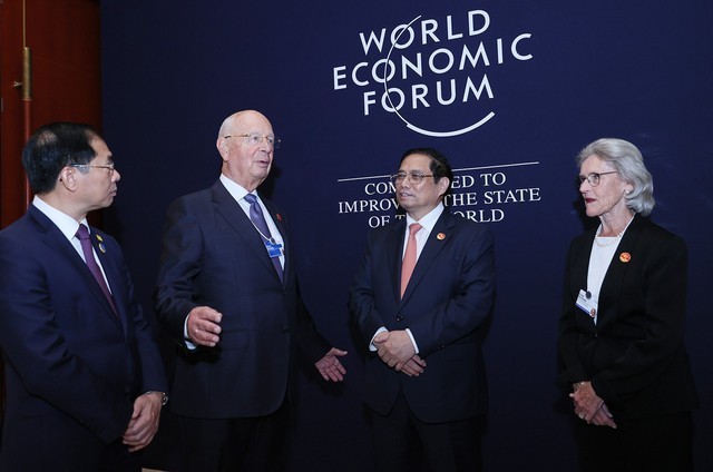 Thủ tướng Phạm Minh Chính trao đổi với Giáo sư Klaus Schwab, nhà sáng lập kiêm Chủ tịch điều hành WEF. Ảnh: VGP