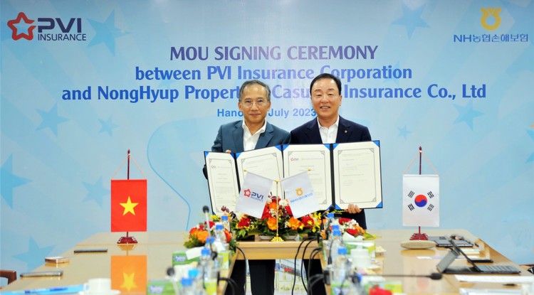 Ông Dương Thanh Francois - Chủ tịch HĐTV Bảo hiểm PVI và ông Choi Mun Seob - Tổng Giám đốc Bảo hiểm NH P&C ký kết hợp tác.