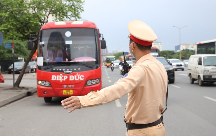 Lực lượng CSGT kiểm tra kiểm soát các phương tiện vận tải hành khách