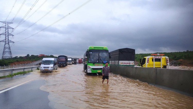 Sáng ngày 29/7, tại lý trình Km25+419 thuộc cao tốc Phan Thiết - Dầu Giây xảy ra tình trạng ngập sâu. Ảnh chỉ mang tính minh họa. Nguồn Internet