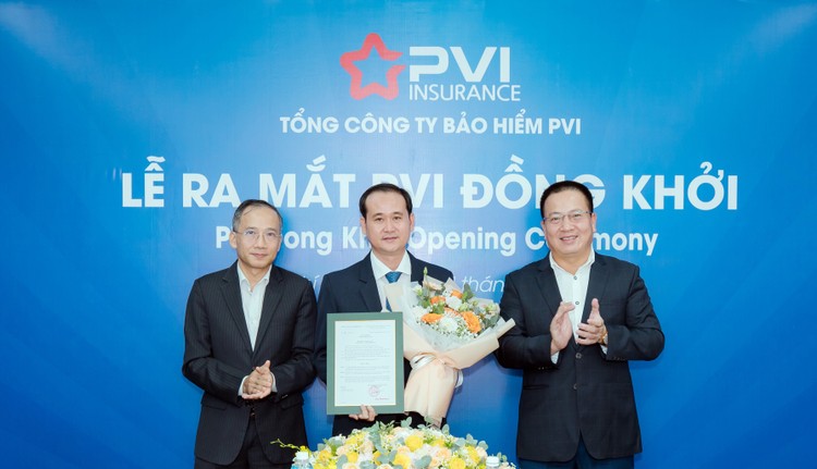 Ông Dương Thanh Francois (bìa trái) và ông Phạm Anh Đức (bìa phải) trao quyết định Giám đốc Chi nhánh Bảo hiểm PVI Đồng Khởi cho ông Nguyễn Quốc Nam