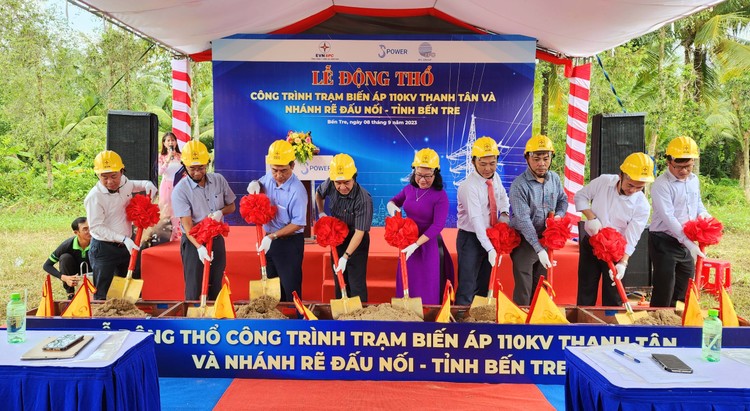 Đại diện đơn vị ngành điện, chính quyền địa phương và đơn vị thi công thực hiện nghi thức động thổ công trình trạm biến áp 110kV Thanh Tân và nhánh rẽ đấu nối