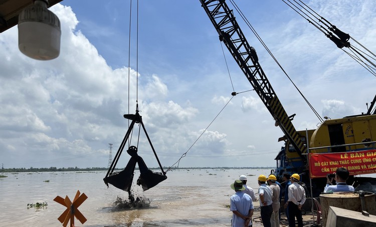 Mỏ vật liệu cát đầu tiên được tỉnh Đồng Tháp giao cho nhà thầu