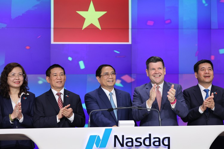Thủ tướng Chính phủ Phạm Minh Chính rung chuông khai mạc phiên giao dịch tại Sàn Giao dịch chứng khoán NASDAQ