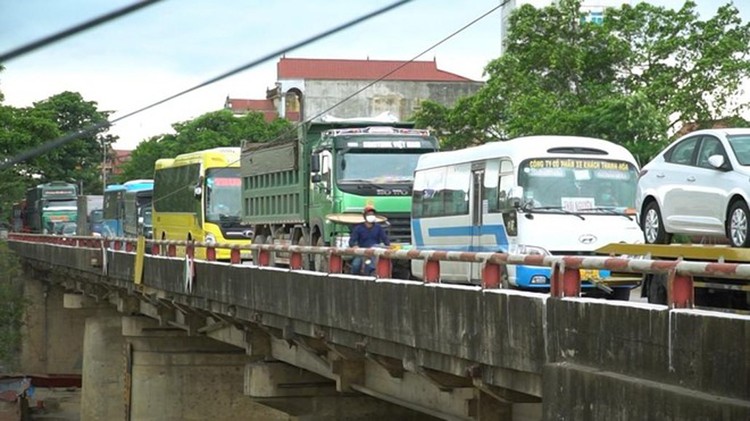 Cầu Đa Phúc nối Hà Nội với Thái Nguyên đang bị chậm trễ do thiếu mặt bằng phía Hà Nội