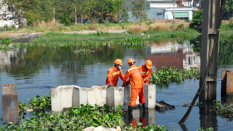 Thi công cải tạo tuyến kênh Tham Lương - Bến Cát - rạch Nước Lên