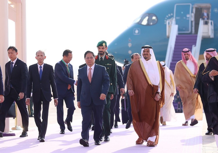 Lễ đón Thủ tướng Phạm Minh Chính đến thành phố Riyadh, Saudi Arabia. Ảnh: TTXVN