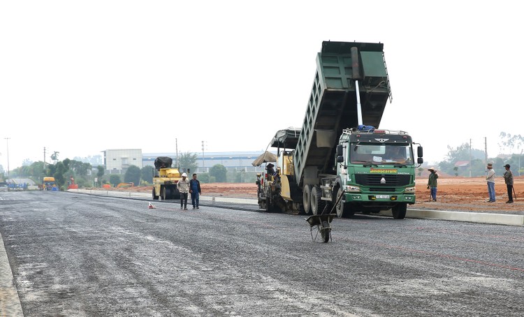 Nhiều quy chuẩn, tiêu chuẩn, định mức, đơn giá của ngành giao thông vận tải chưa được ban hành, hoặc còn bất cập, chưa hợp lý Ảnh: Nhã Chi