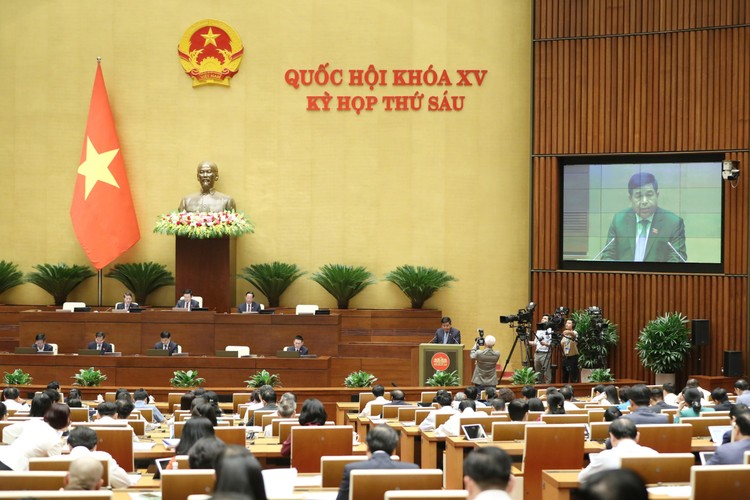 Bộ trưởng Nguyễn Chí Dũng trình bày Báo cáo kết quả thực hiện Nghị quyết số 43/2022/QH15 về chính sách tài khóa, tiền tệ hỗ trợ Chương trình phục hồi và phát triển kinh tế - xã hội. Ảnh: Nam An