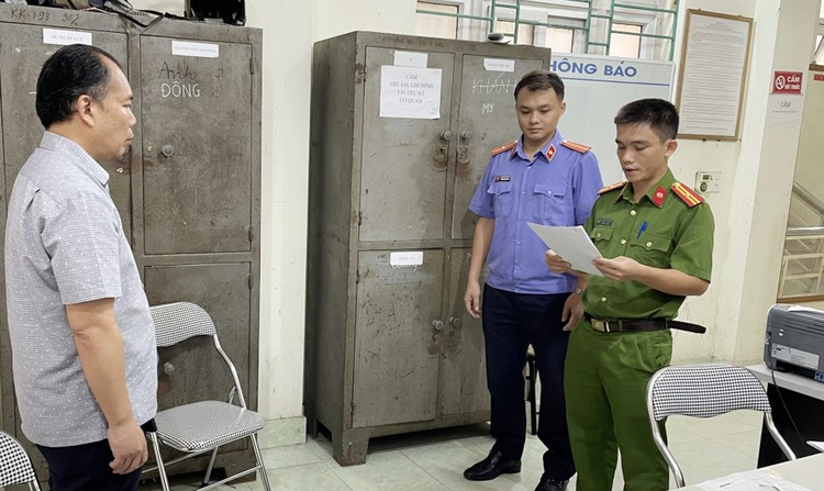 Tống đạt Quyết định khởi tố đối với Đỗ Trung Phúc, Giám đốc Trung tâm Đào tạo và sát hạch lái xe cơ giới đường bộ tỉnh Cao Bằng