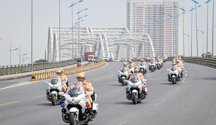 Cảnh sát dẫn đoàn khách quốc tế đến Hà Nội