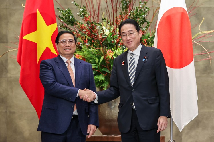 Thủ tướng Phạm Minh Chính và Thủ tướng Nhật Bản Kishida Fumio trước khi tiến hành hội đàm - Ảnh: VGP