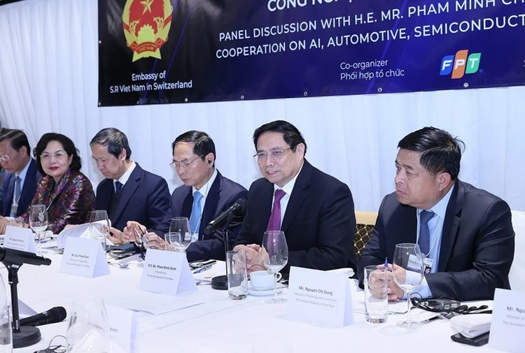 Thủ tướng Phạm Minh Chính phát biểu tại Tọa đàm về hợp tác phát triển trí tuệ nhân tạo và công nghệ. Ảnh: TTXVN