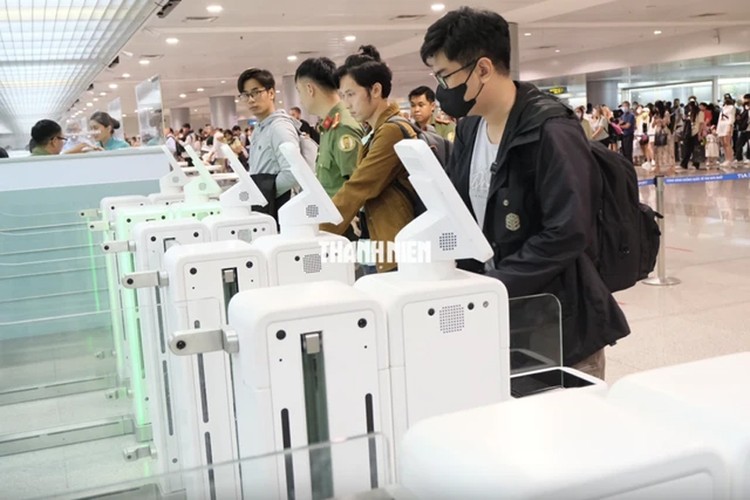 Hành khách nhập cảnh qua hệ thống autogate (hệ thống công nghệ nhập cảnh tự động) tại sân bay Tân Sơn Nhất (TP.HCM)