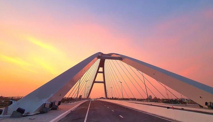 Cầu Trần Hoàng Na vượt sông Cần Thơ, nối hai quận Ninh Kiều và Cái Răng