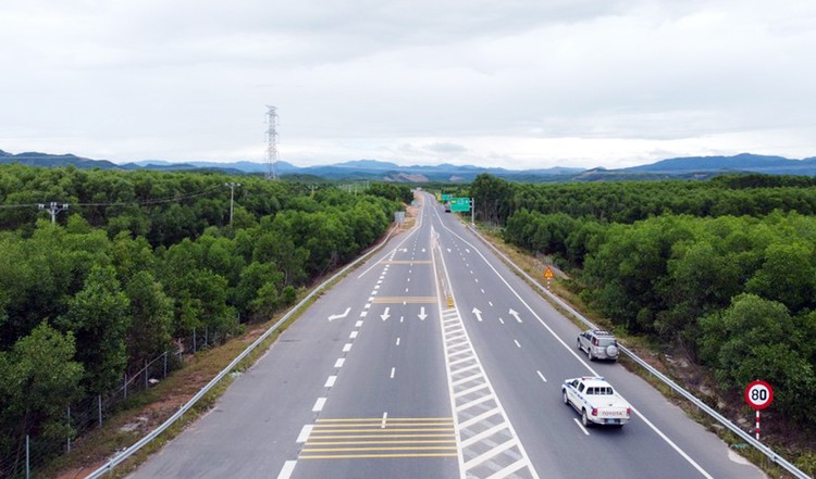 Dự án Mở rộng cao tốc Bắc - Nam phía Đông đoạn La Sơn - Hòa Liên có chiều dài tuyến khoảng 65 km