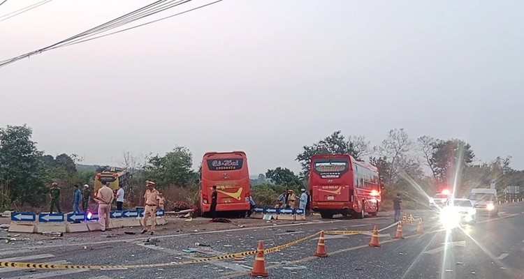 Hiện trường vụ tai nạn giao thông giữa 2 xe khách xảy ra ngày 30/4 tại Gia Lai.