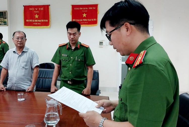 Cơ quan CSĐT Công an tỉnh Bà Rịa - Vũng Tàu tống đạt các quyết định khởi tố bị can đối với ông Phạm Minh An
