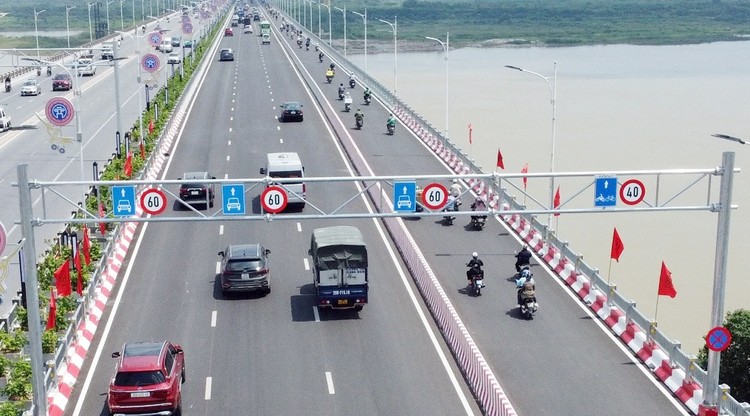 UBND thành phố Hà Nội vừa quyết định giao hạ tầng cầu Vĩnh Tuy 2 cho Sở GTVT Hà Nội quản lý, bảo dưỡng