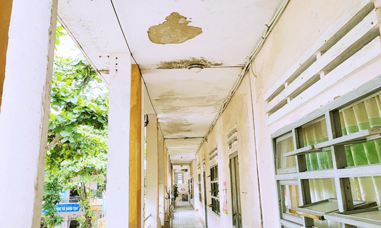 Trần mái hiên của Trường Tiểu học Hoàng Dư Khương (quận Cẩm Lệ) bị thấm dột. Ảnh chỉ mang tính minh họa. Nguồn Internet