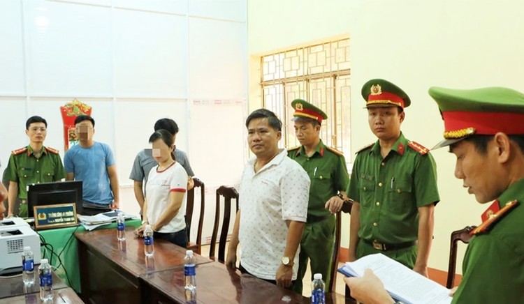 Cơ quan Công an thực hiện lệnh khởi tố bị can và bắt tạm giam đối với Nguyễn Hữu Hóa (áo trắng, bên phải)