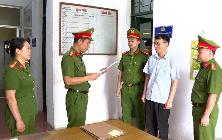 Cơ quan Cảnh sát điều tra Công an tỉnh Phú Thọ thi hành Lệnh giữ người đối với Nông Đức Di, Phó Giám đốc Sở Tài nguyên và Môi trường tỉnh Bắc Kạn.