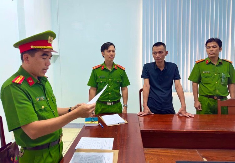 Cơ quan Cảnh sát điều tra Công an tỉnh Bạc Liêu tống đạt quyết định khởi tố, bắt bị tạm giam bị can Lê Trọng Bằng