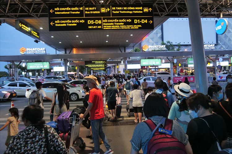 Hành khách di chuyển tại Ga quốc tế sân bay Tân Sơn Nhất