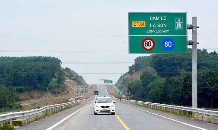 Cao tốc Cam Lộ - La Sơn dài 98,3 km, được khánh thành ngày 31/12/2022