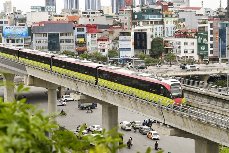 Vé lượt lượt của tuyến đường sắt Nhổn – Ga Hà Nội, một ga là 8.000 đồng và đi cả tuyến 12.000 đồng/lượt.