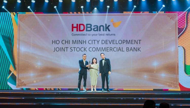 Bà Nguyễn Thị Thanh Thuỷ, Phó Giám đốc Khối Nhân sự HDBank (đứng giữa), ông Ngô Hải Hà, Phó Giám đốc Khối Khách hàng Doanh nghiệp HDBank (bên trái) đại diện HDBank nhận giải