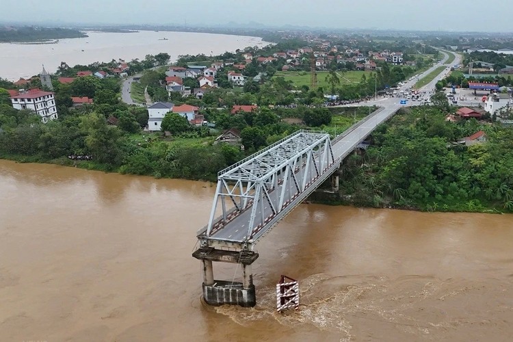 Cầu Phong Châu, tỉnh Phú Thọ, bị sập, sáng 9/9