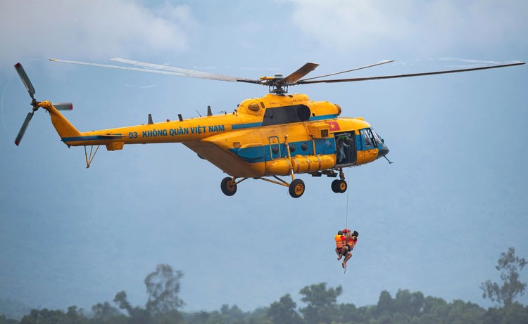 Thủ tướng Chính phủ yêu cầu triển khai phương tiện, kể cả trực thăng để tiếp cận, hỗ trợ vận chuyển lương thực, thực phẩm cho người dân