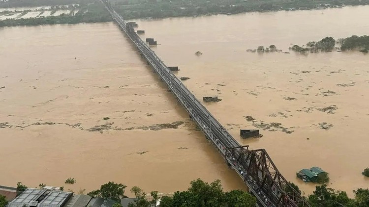 Lũ trên sông Hồng tại Hà Nội đang lên có khả năng đạt đỉnh vào trưa nay ở mức trên báo động 2