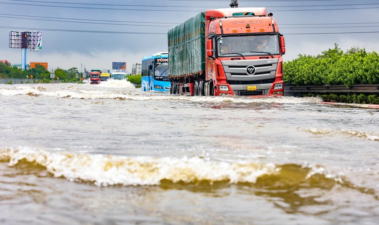 Các phương tiện di chuyển chậm qua đoạn ngập trên cao tốc Pháp Vân-Cầu Giẽ.